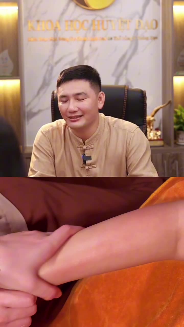 上图为宗家穴道养生创立者良医 Tống Văn Huynh 微笑讲解,下图为技师推按客人前臂与手肘