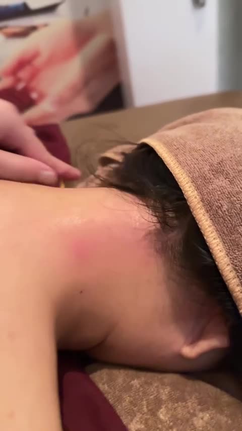 Ngón cái kỹ thuật viên ấn điểm trên cơ vai rồi day chân tóc gáy dưới mép khăn, gội đầu dưỡng sinh quận 9 tại Huyệt Đạo Tống Gia