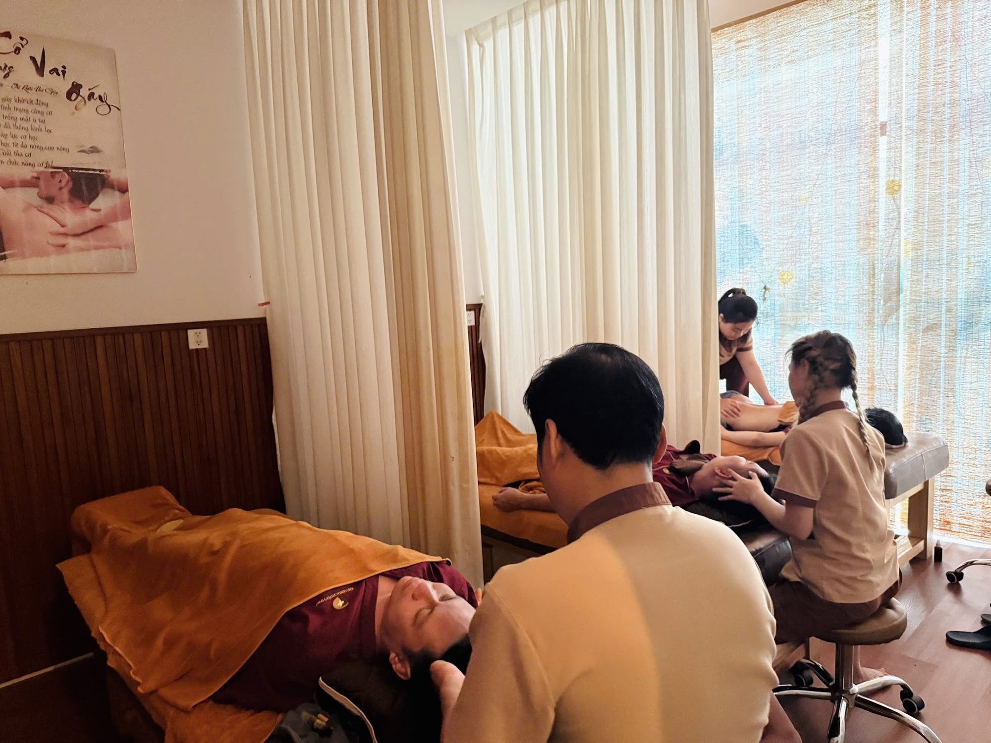 Bấm huyệt vùng đầu cổ vai gáy cho khách tại Vinhomes Grand Park