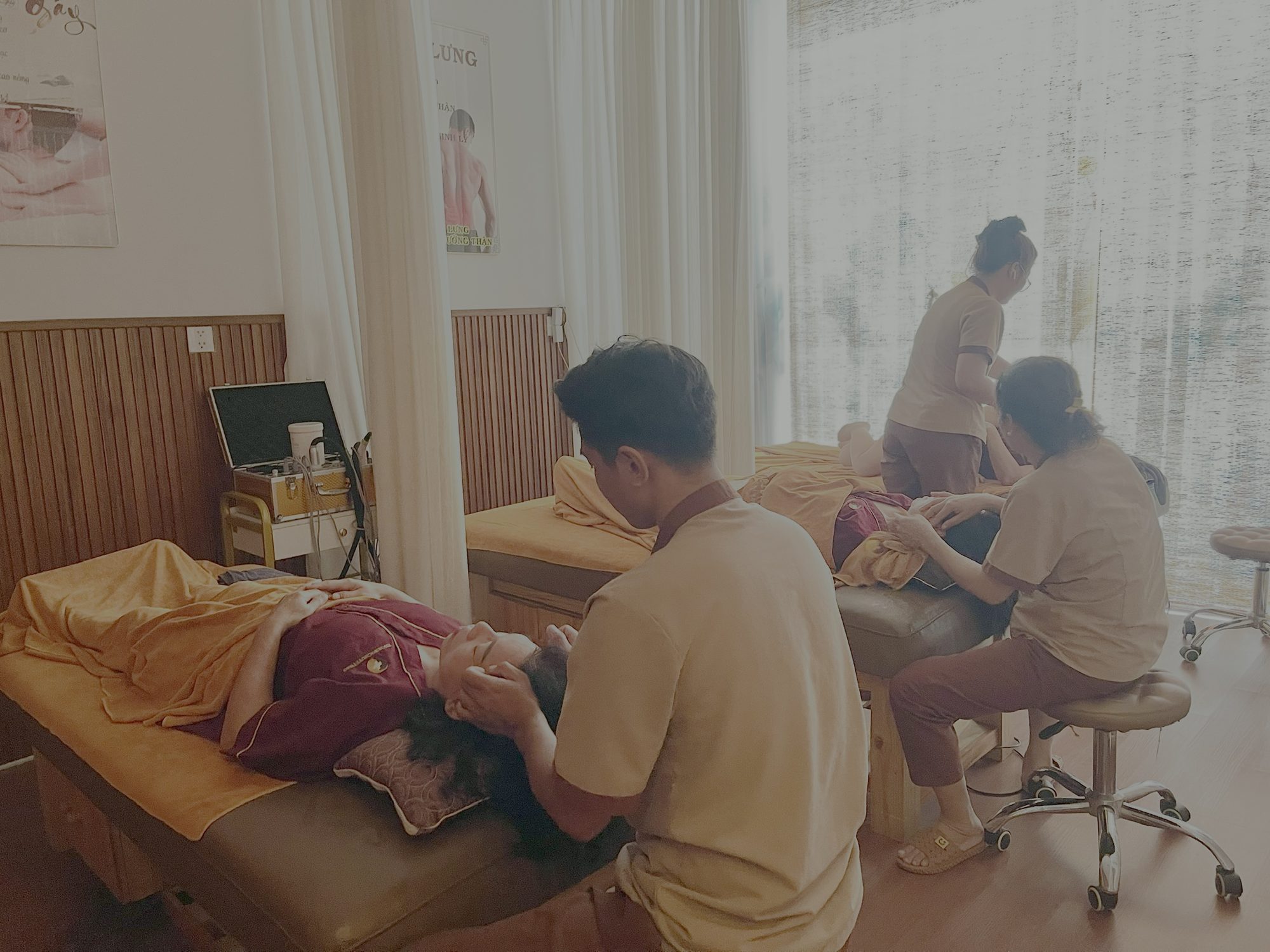 Bấm huyệt đầu cổ cho khách nằm ngửa tại Huyệt Đạo Tống Gia Quận 9