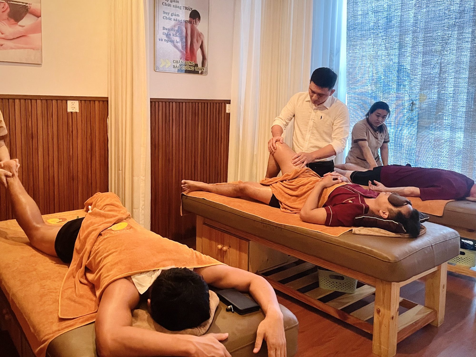 Kỹ thuật viên massage chân và lưng cho khách tại Quận 9