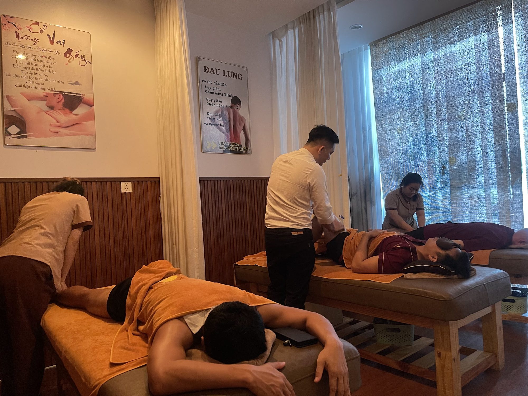 Kỹ thuật viên massage lưng cho khách tại Huyệt Đạo Tống Gia Quận 9