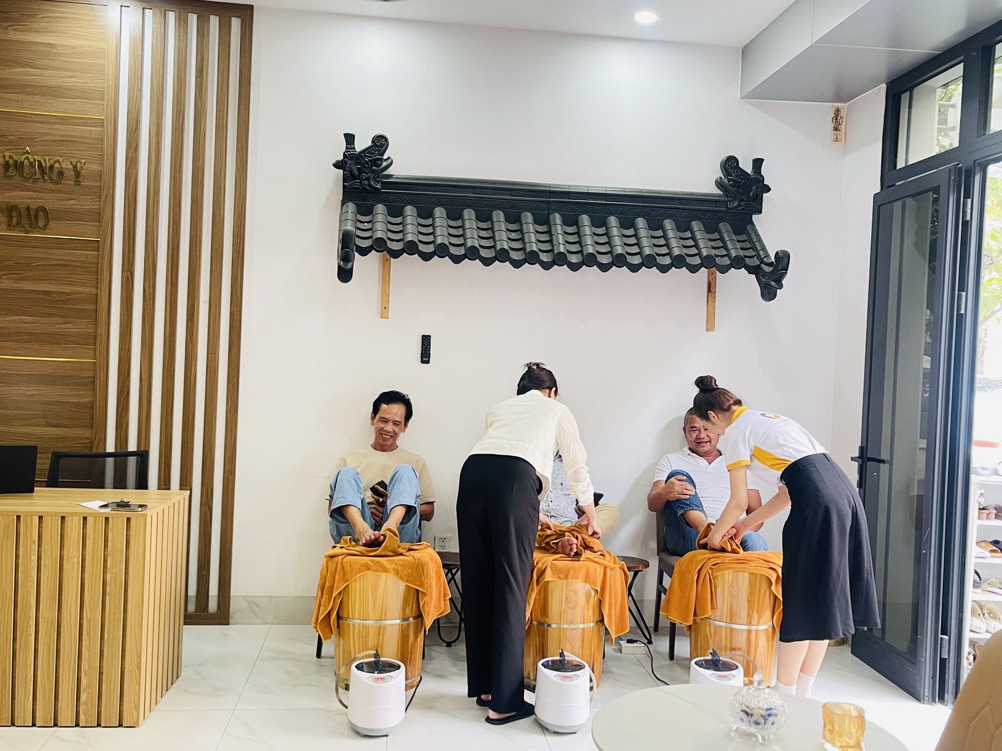 Khách ngâm chân thảo dược và được xoa bóp vai tại Vinhomes Grand Park