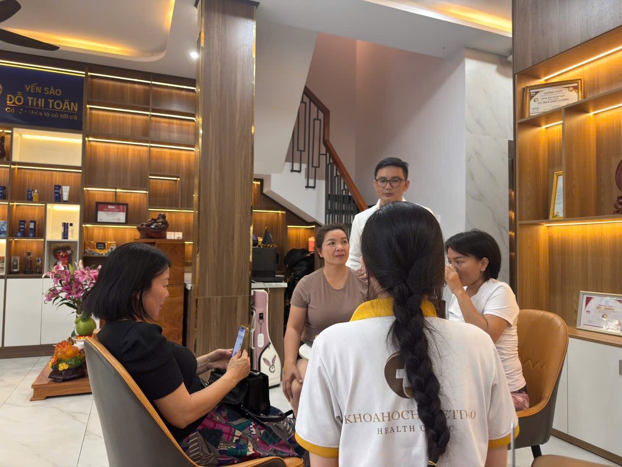 Hỏi han khách trước buổi massage bấm huyệt tại Huyệt Đạo Tống Gia