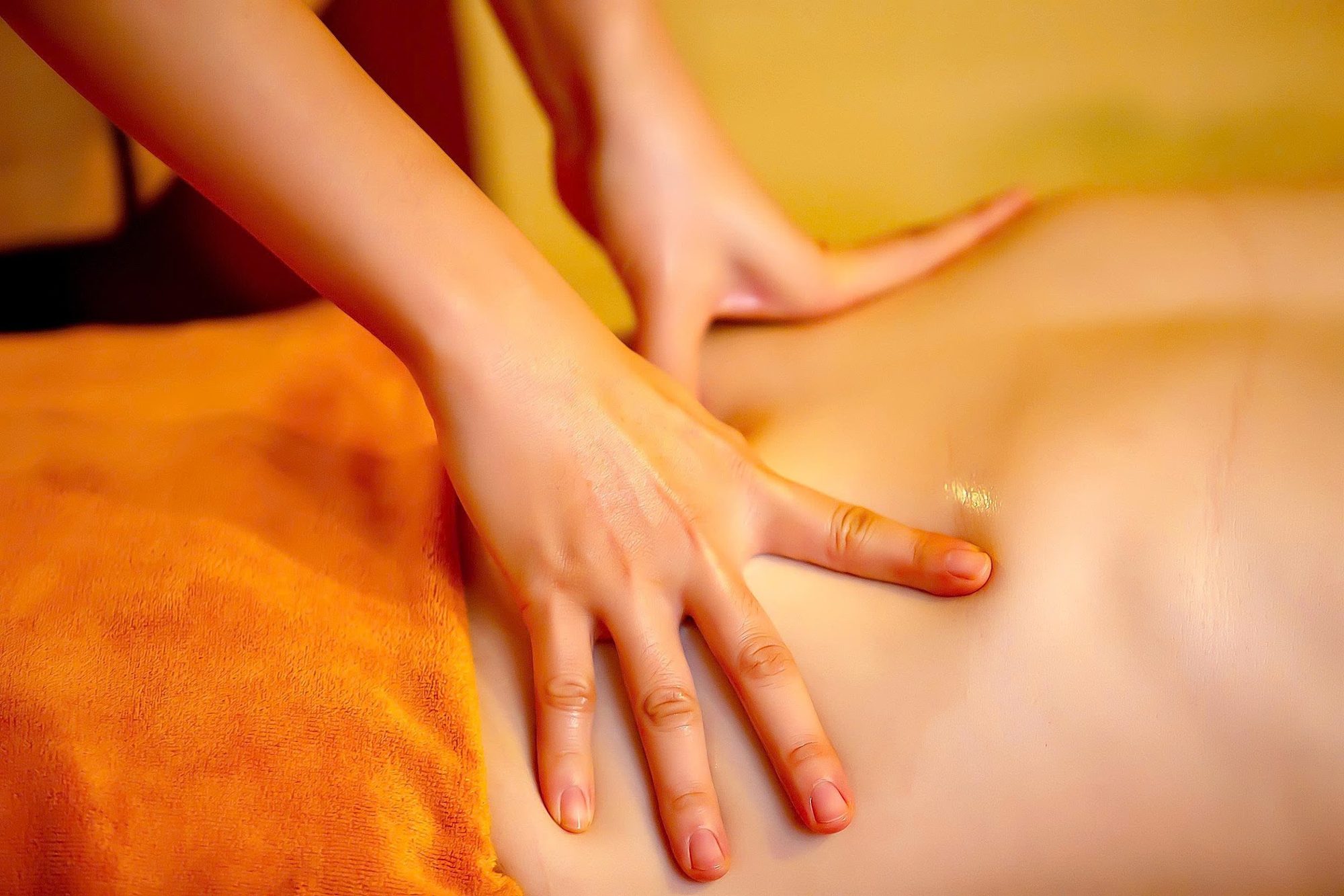 Bàn tay kỹ thuật viên xoa vuốt lưng trong buổi massage Đông y Tống Gia