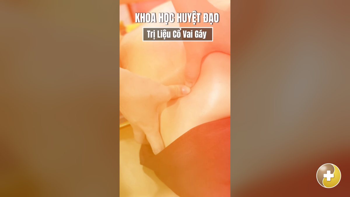 Bóp nắn cơ vai gáy cận cảnh
